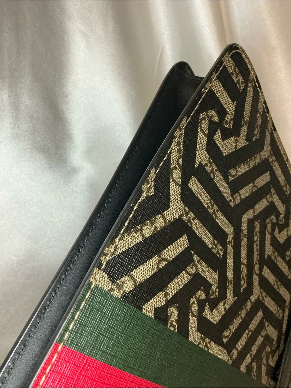 EUC Gucci Black Brown Signature Web Stripe Bee Messenger Clutch